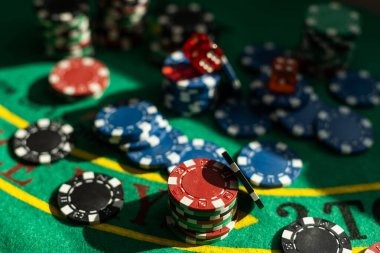 Antarmuka aplikasi drawize menampilkan meja blackjack live dan menu sportsbook di layar Android